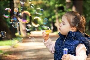 Hacer burbujas ayuda a trabajar la observación e incluso la expresión lingüística
