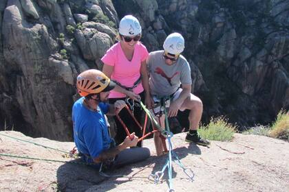 Hacer deportes entre la naturaleza es una buena manera de tomarse vacaciones y disfrutar nuevos lugares