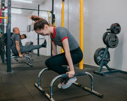 Hacer ejercicio de resistencia permitirá que tu masa muscular no se debilite en la vejez (Foto ilustrativa: PEXELS)