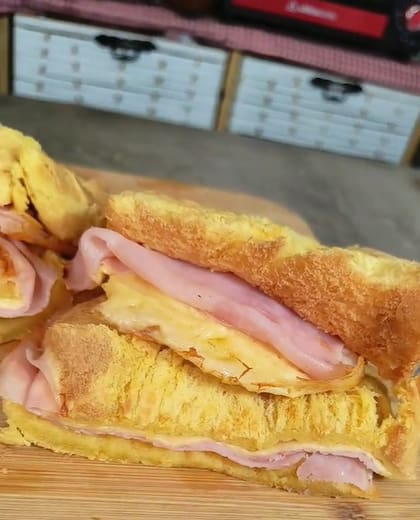 Hacer el sándwich de jamón y queso es una opción ideal para desayunar en la mañana de Navidad