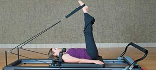 Hacer pilates hace que se trabaje sobre los músculos de la espalda, lo que contribuye a sujetar mejor la columna vertebral