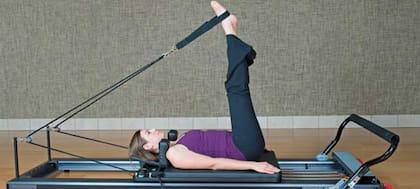 Hacer pilates hace que se trabaje sobre los músculos de la espalda, lo que contribuye a sujetar mejor la columna vertebral