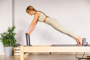 ¿Cuáles son los beneficios de hacer pilates regularmente y en qué se diferencia del yoga?