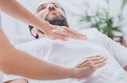 Hacer reiki puede ser un ritual detox para las personas de Cáncer