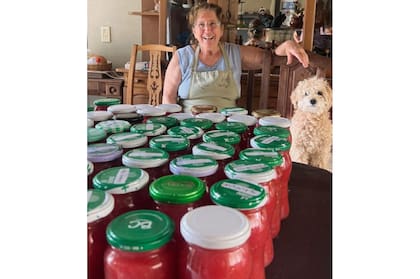“Hacer salsa de tomate para todo el año era casi una ceremonia colectiva. También preparar licores tradicionales que aún hoy seguimos elaborando: nocillo, limoncello, pastas caseras y tantas recetas heredadas”, agrega Daniel con una sonrisa.