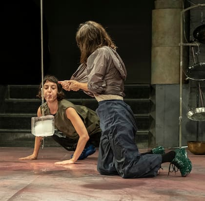 "Hacer un pozo", la propuesta dirigida por Alina Marinelli en la que el despliego sonoro se convierte en un aspecto fundante del montaje