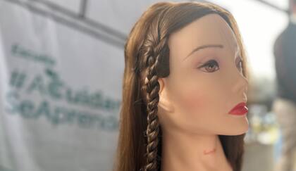 Hacerle una trenza al maniquí es una de las actividades que los alumnos encuentran más difíciles