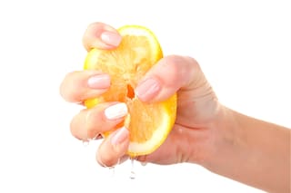 Esta es la mejor manera de sacarle el jugo a un limón