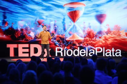 Hache Merpert, uno de los directores de TEDxRíodelaPlata, abrió la jornada destacando que “cuando una idea se comparte, el tiempo se vuelve colectivo"