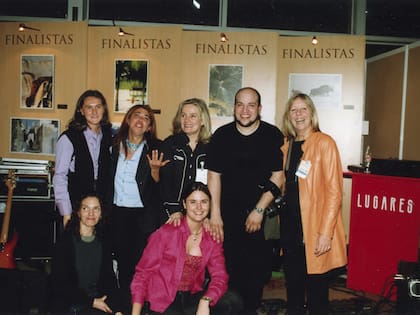 Hacia el año 2000. De pie, Mónica Rabino, Julia Caprara, Luisa Zuberbuhler, Alejandro López, Julie Bergadá. Debajo, Roxana Martín y Soledad Gil.