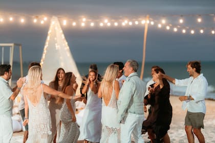 Hacia el atardecer, Pampita y los suyos encendieron la pista de baile sobre la arena, a metros del mar