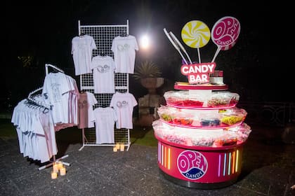 Hacia el final de la fiesta, los invitados se llevaron de souvenirs remeras con frases de la noche y una bolsa de caramelos