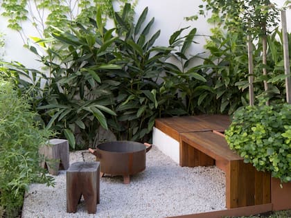 Hacia el fondo, alrededor del fogonero, se suma un espacio más para las reuniones sociales.