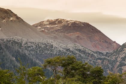 Hacia el fondo, humeante, el volcán Chaitén; su ladera pelada hasta media altura, donde empieza el bosque, o lo que queda de él.