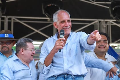 Hacia el último corte difundido por el CNE, y con más del 99% del escrutinio completado, el candidato conservador Nasry Asfura mantenía una ventaja de unos 40.000 votos