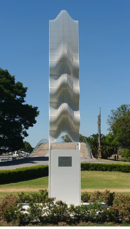 "Hacia la luz", escultura de Julio Le Parc en la plazoleta Rubén Darío