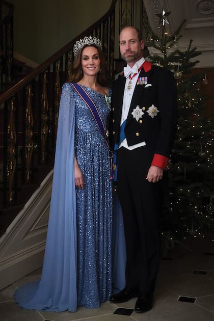 Hacía tres meses que Kate, la mujer del príncipe William no lucía una tiara. Su imagen coronada, junto al heredero al trono, transmitió una poderosa imagen de ella como futura reina consotre de Reino Unidos