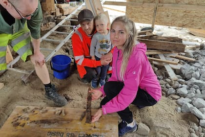 Hacían una remodelación en el jardín de su casa y encontraron varios objetos vikingos