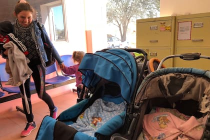 Una fila de cochecitos, una postal muy común en la entrada de todos los centros