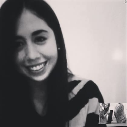 Haciendo Skype con amigas de la pantalla de la TV