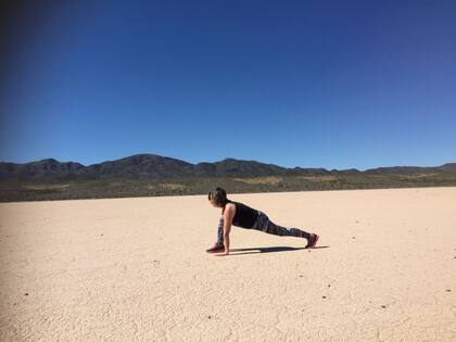 Haciendo una postura de yoga en la playa