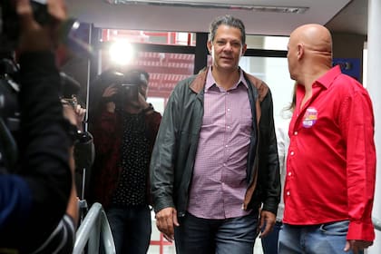 Haddad, el candidato a presidente del PT, fue a votar temprano en San Pablo