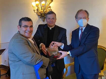 Haddad junto al santafesino Lucio Ruíz, del Vaticano, y el embajador de Italia ante la Santa Sede, Pietro Sebastiani