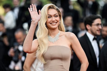 Hadid acompañó este glamoroso diseño con joyas de plata y un make up en tonos tierra