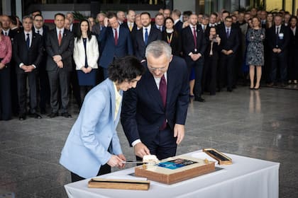 Hadja Lahbib, Ministra belga de Asuntos Exteriores, cortó una torta con el Secretario General de la OTAN, Jens Stoltenberg, durante la ceremonia de celebración del 75º aniversario de la OTAN