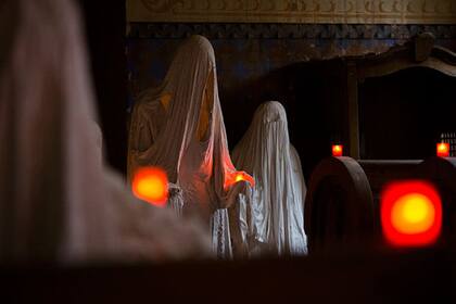 Hadrava pensó una obra constituida por nueve figuras fantasmales realizadas a tamaño natural que colocó aleatoriamente en la sala de oración como si fueran asistentes de una misa perpetua