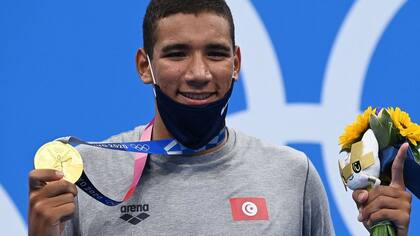 Hafnaoui ni siquiera pudo contar con el uniforme completo en la ceremonia de premiación.