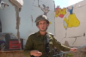 Hagari, en la entrada del túnel de Rafah donde fueron hallados los seis rehenes asesinados