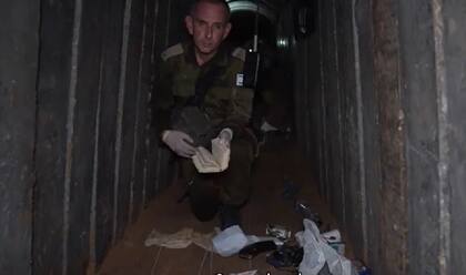 Hagari muestra un Corán en el interior del túnel