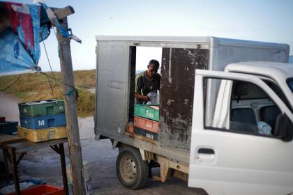 Hahn fue el primero en llegar hasta el puerto. Bajó todo de su pequeño camión y comenzó a preparar los pedidos