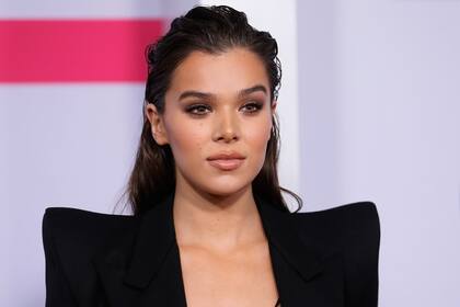 Hailee Steinfeld, otra de las celebrities que se subió al wet look, pero en este caso con todo el cabello hacia atrás y con un estilo más desprolijo