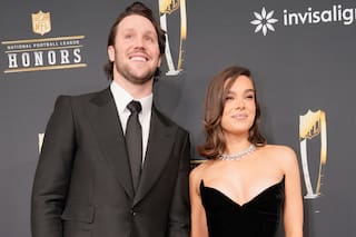 Hailee Steinfeld y el quarterback de los Bills Josh Allen tienen una bebé