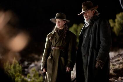 Hailee Steinfeld y Jeff Bridges en Temple de acero de los hermanos Coen