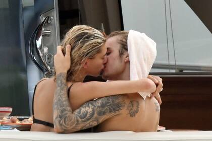 Hailey Baldwin y su prometido Justin Bieber, a los besos en el yate del músico