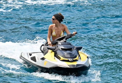 Hailey Bieber optó por un bikini estampado en blanco y amarillo que combinó con un pañuelo negro con lunares en la cabeza. Mientras Justin está atento a las repercusiones de su nuevo álbum de estudio, ella se divierte a bordo de un jet sky