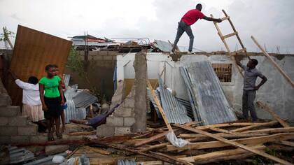 Haití: los residentes de Les Cayes comenzaron ayer las tareas de reconstrucción de sus viviendas tras el devastador paso de Matthew por la isla