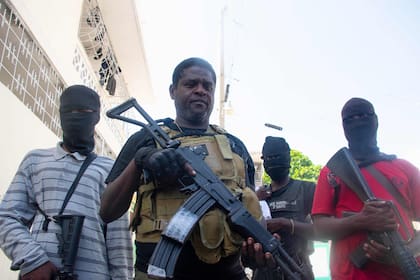 El líder de una pandilla armada Jimmy "Barbecue" Cherisier y sus hombres son vistos en Puerto Príncipe, Haití, el 5 de marzo de 2024