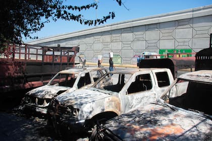 Se ven los restos quemados de vehículos frente a la comisaría de policía en Carrefour de l'Aeroport, en Puerto Príncipe, Haití, el 5 de marzo de 2024.