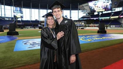 Haivyl López con su hijo, Sebastián Vera, el día de la graduación de ambos del Miami-Dade College el 26 de abril de 2025. Miami-Dade College