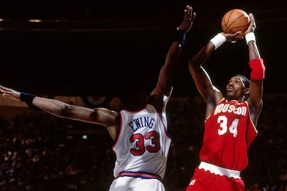 Hakeem Olajuwon, la gran figura de Houston en el equipo que logró el récord en 1993