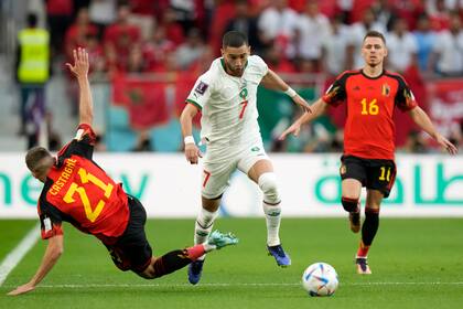 Hakim Ziyech controla la pelota durante el partido entre Bélgica y Marruecos, en el Mundial