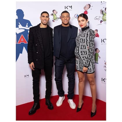 Hakimi y su esposa en la presentación del libro de Kylian Mbappé