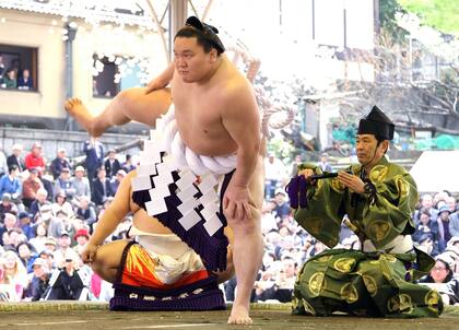 Hakuho realiza un "dohyo-iri", el ritual de purificación del anillo en que se combate, en 2008 en Tokio, en los primeros años de su pletórica carrera de 17, la mejor de todas las eras en el sumo.