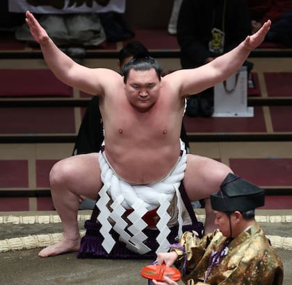 Hakuho realiza una ceremonia de entrada al ring en Ryogoku Kokugikan en Tokio; el campeón más grande de sumo, decidió poner fin a su carrera
