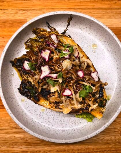 Hakusai y enokis asados con puré de arvejas y gremolata, parte de la nueva carta de Sampa de primavera/verano.