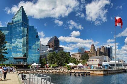 Halifax es la capital y ciudad canadiense más grande de la provincia de Nueva Escocia, y el centro económico de las Provincias Atlánticas. Es el puerto más grande del país en su costa atlántica.